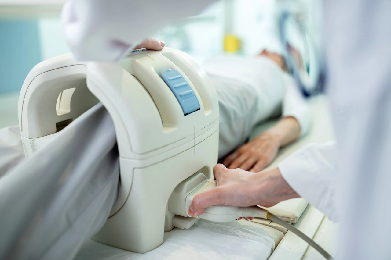 close-up-technician-preparing-patient-knee-mri-scan-procedure-clinic close-up-technician-preparing-patient-knee-mri-scan-procedure-clinic